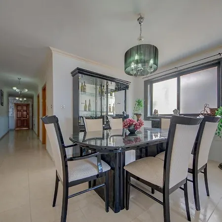 Penthouse Escape - Views, Jacuzzi & Bbq شقة *