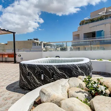 Penthouse Escape - Views, Jacuzzi & Bbq
