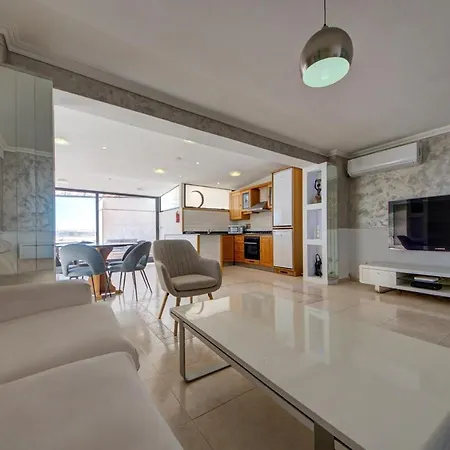 Penthouse Escape - Views, Jacuzzi & Bbq شقة *