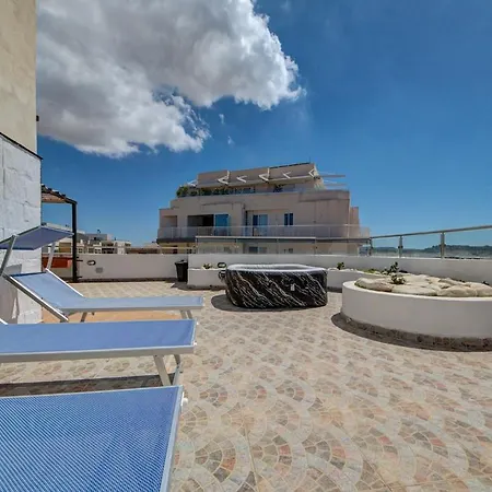 Penthouse Escape - Views, Jacuzzi & Bbq