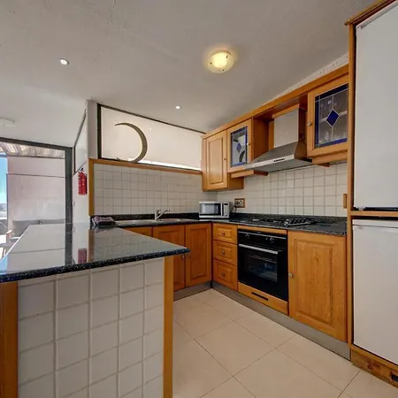 Penthouse Escape - Views, Jacuzzi & Bbq شقة *