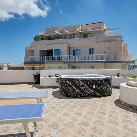 Apartment 3 Bedroom Penthouse With Jacuzzi And Bbq
