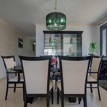 3 Bedroom Penthouse With Jacuzzi And Bbq *