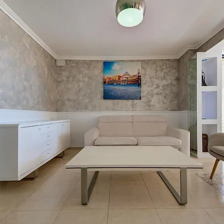 Apartment 3 Bedroom Penthouse With Jacuzzi And Bbq