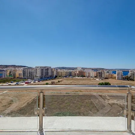 Penthouse Escape - Views, Jacuzzi & Bbq