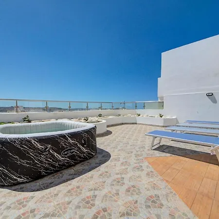 Apartment 3 Bedroom Penthouse With Jacuzzi And Bbq