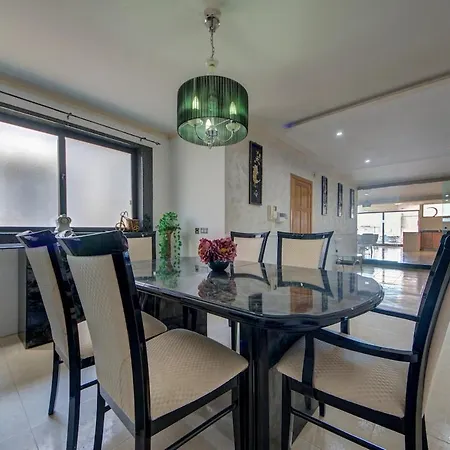 Apartment 3 Bedroom Penthouse With Jacuzzi And Bbq