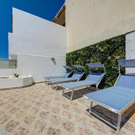 Lägenhet Penthouse Escape - Views, Jacuzzi & Bbq St. Paul's Bay