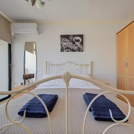 3 Bedroom Penthouse With Jacuzzi And Bbq *