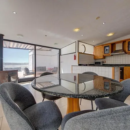 Apartment 3 Bedroom Penthouse With Jacuzzi And Bbq