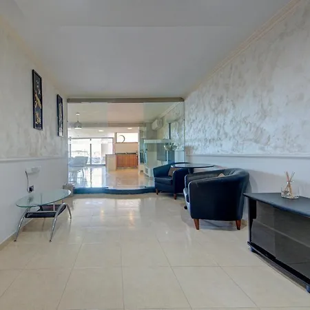 3 Bedroom Penthouse With Jacuzzi And Bbq *