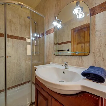 Apartment 3 Bedroom Penthouse With Jacuzzi And Bbq *