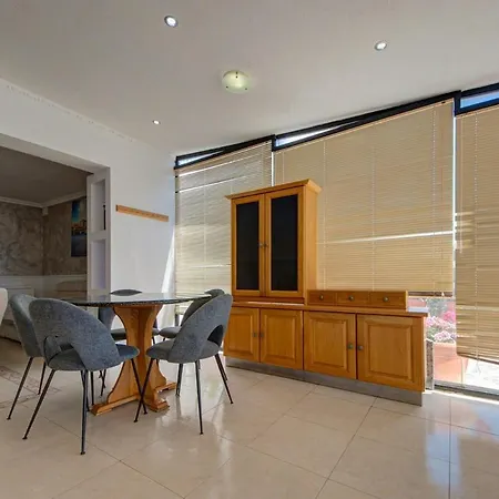 3 Bedroom Penthouse With Jacuzzi And Bbq *