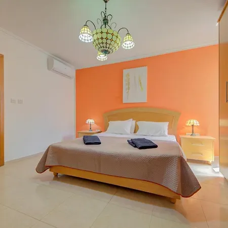 3 Bedroom Penthouse With Jacuzzi And Bbq St. Paul's Bay