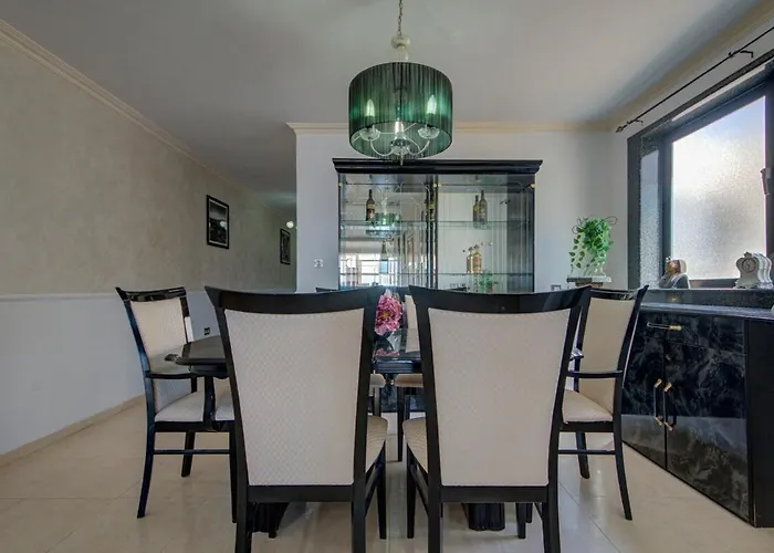 Penthouse Escape - Views, Jacuzzi & Bbq *