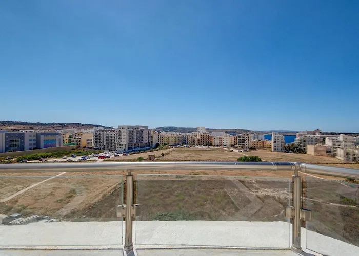 Penthouse Escape - Views, Jacuzzi & Bbq