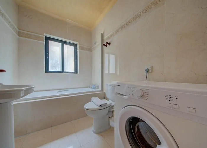 Penthouse Escape - Views, Jacuzzi & Bbq Apartamento St Paul's Bay