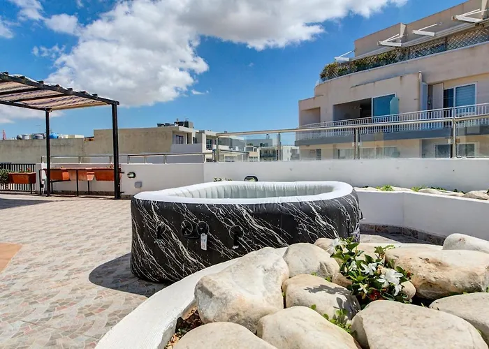 Penthouse Escape - Views, Jacuzzi & Bbq