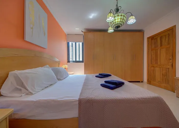 Penthouse Escape - Views, Jacuzzi & Bbq *