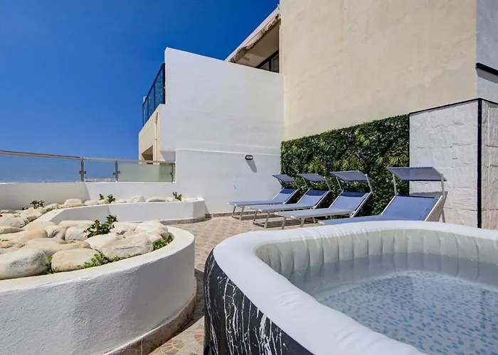 Penthouse Escape - Views, Jacuzzi & Bbq * St Paul's Bay