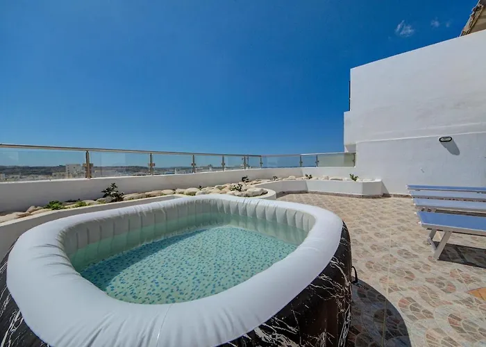 Penthouse Escape - Views, Jacuzzi & Bbq Apartamento St Paul's Bay