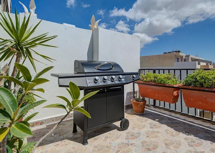 Penthouse Escape - Views, Jacuzzi & Bbq *