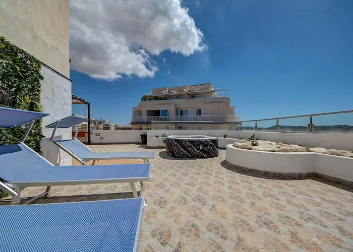 Penthouse Escape - Views, Jacuzzi & Bbq