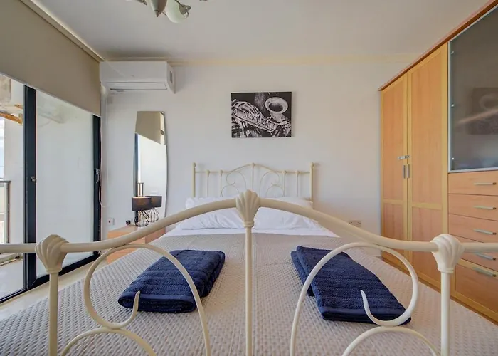 Penthouse Escape - Views, Jacuzzi & Bbq *