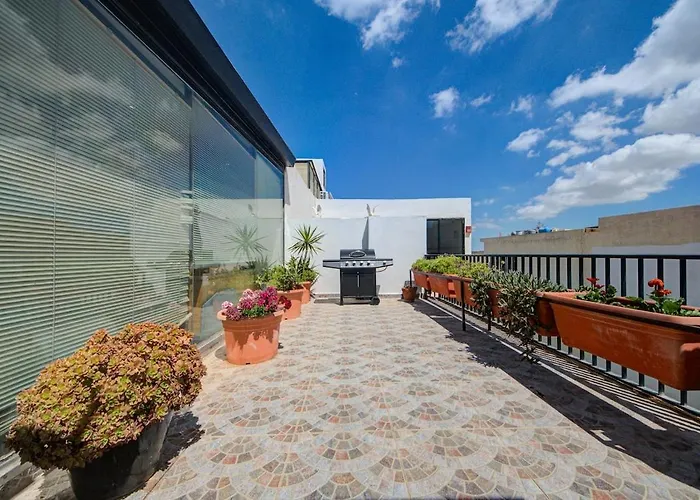 Penthouse Escape - Views, Jacuzzi & Bbq