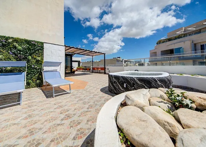 Apartamento Penthouse Escape - Views, Jacuzzi & Bbq St Paul's Bay