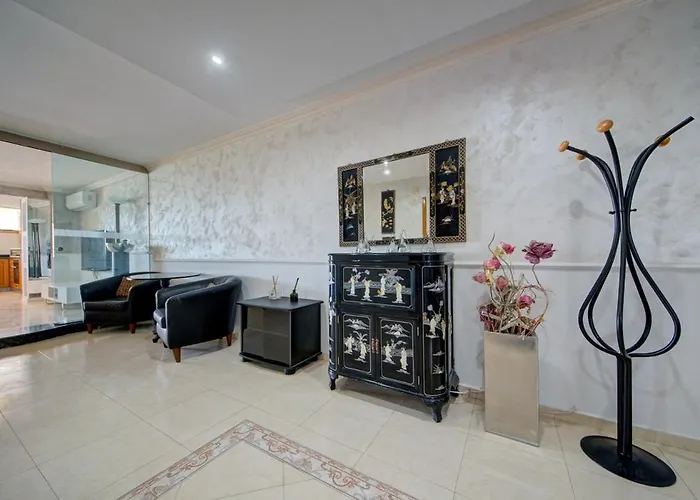 Penthouse Escape - Views, Jacuzzi & Bbq