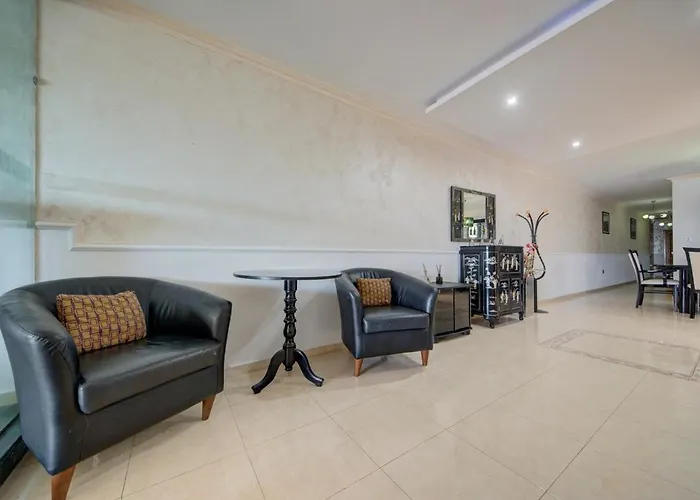 Penthouse Escape - Views, Jacuzzi & Bbq