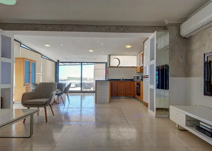 Apartamento Penthouse Escape - Views, Jacuzzi & Bbq St Paul's Bay