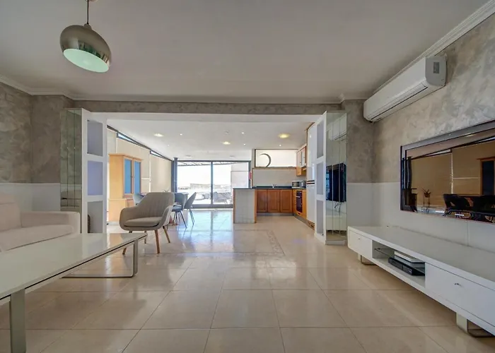 Apartamento Penthouse Escape - Views, Jacuzzi & Bbq St Paul's Bay