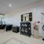 Penthouse Escape - Views, Jacuzzi & Bbq