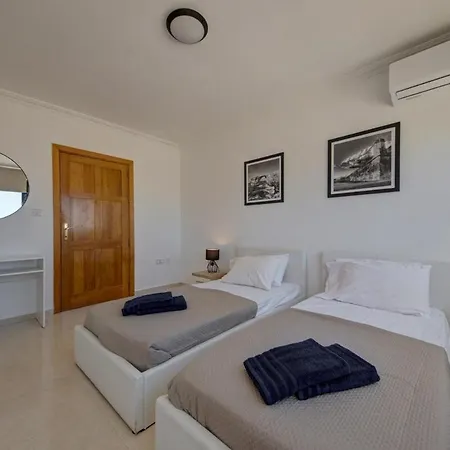 Daire Penthouse Escape - Views, Jacuzzi & Bbq St. Paul's Bay