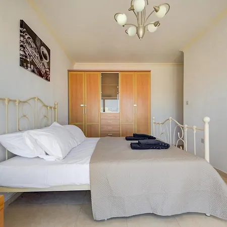 Daire Penthouse Escape - Views, Jacuzzi & Bbq