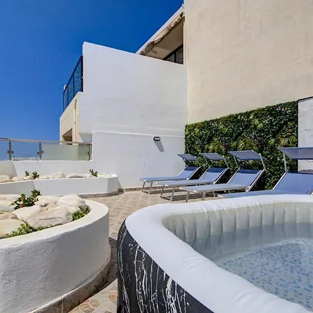 Penthouse Escape - Views, Jacuzzi & Bbq * St. Paul's Bay