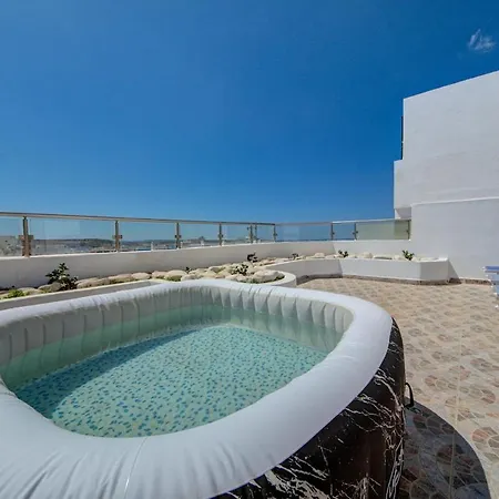 Penthouse Escape - Views, Jacuzzi & Bbq Daire St. Paul's Bay
