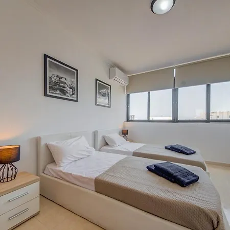 Daire Penthouse Escape - Views, Jacuzzi & Bbq St. Paul's Bay