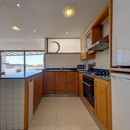 Penthouse Escape - Views, Jacuzzi & Bbq Daire