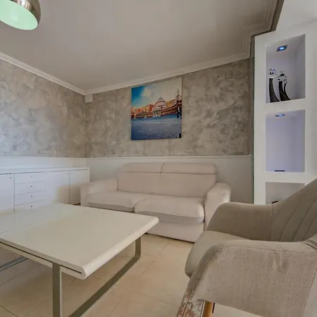 Penthouse Escape - Views, Jacuzzi & Bbq Daire St. Paul's Bay