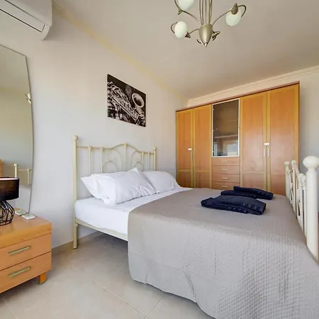 Penthouse Escape - Views, Jacuzzi & Bbq * St. Paul's Bay