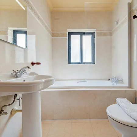 Penthouse Escape - Views, Jacuzzi & Bbq Daire